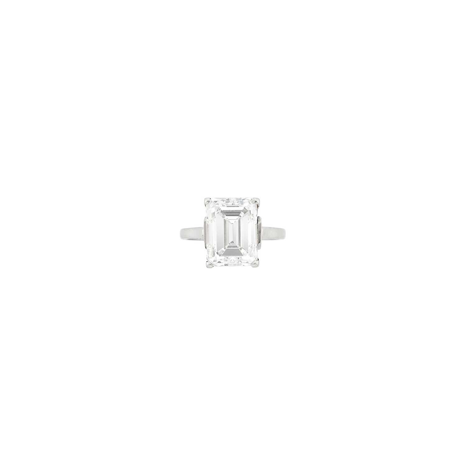 Lot 174 - White Gold and Diamond Ring