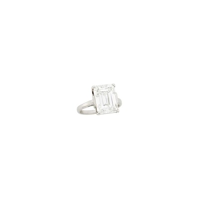 Lot 174 - White Gold and Diamond Ring