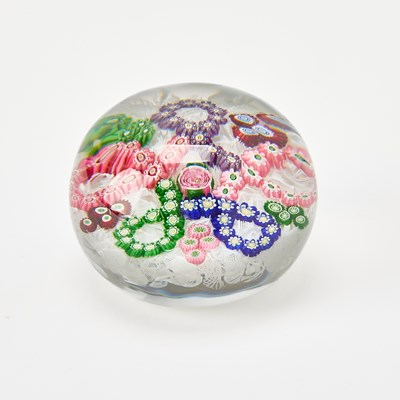 Lot 294 - Clichy Garland on Carpet Muslin Glass Paperweight