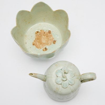 Lot 84 - A Fine Chinese Qingbai Melon-Form Ewer and Cover with Matching Warming Bowl