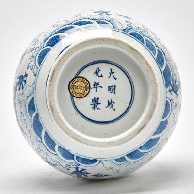 Lot 154 - A Chinese Blue and White Porcelain Pear-Shaped ‘Dragon’ Vase, Yuhuchun