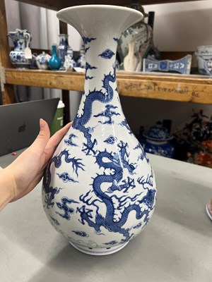 Lot 154 - A Chinese Blue and White Porcelain Pear-Shaped ‘Dragon’ Vase, Yuhuchun