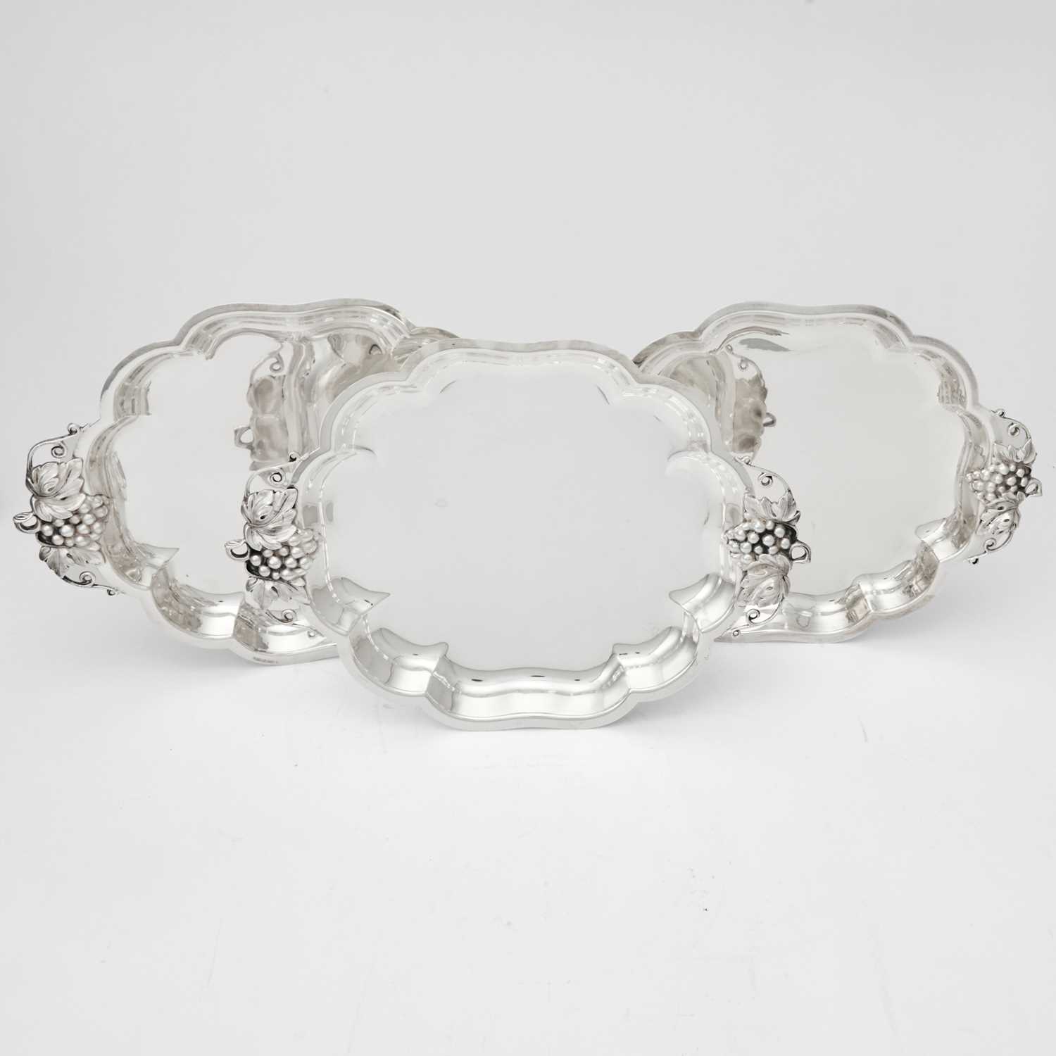 Lot 519 - Three American Sterling Silver Footed Serving Bowls