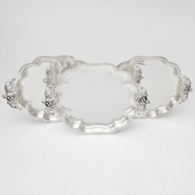 Lot 519 - Three American Sterling Silver Footed Serving Bowls