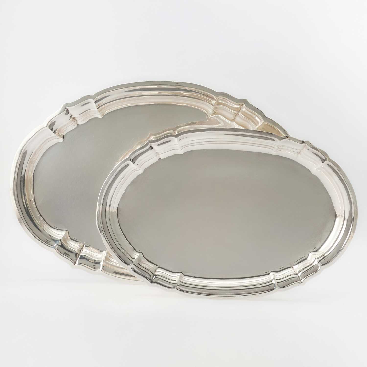 Lot 559 - Graduated Pair of Reed & Barton Sterling Silver "Newport" Pattern Platters