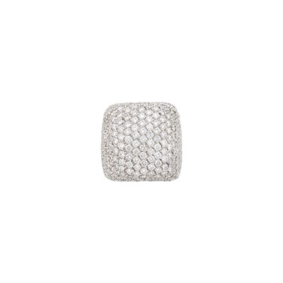 Lot 151 - White Gold and Diamond Ring