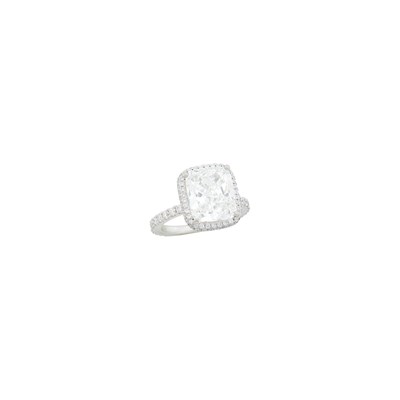 Lot 150 - Platinum and Diamond Ring