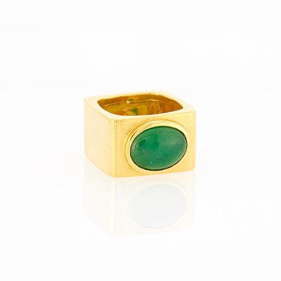 Lot 1003 - Gold and Jade Ring