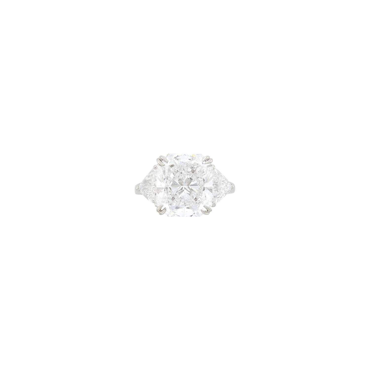 Lot 172 - Platinum and Diamond Ring