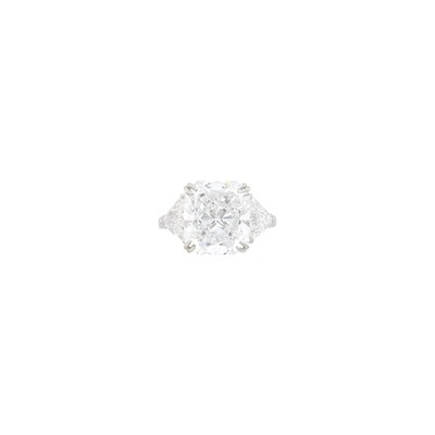 Lot 172 - Platinum and Diamond Ring