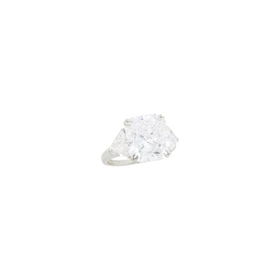 Lot 172 - Platinum and Diamond Ring