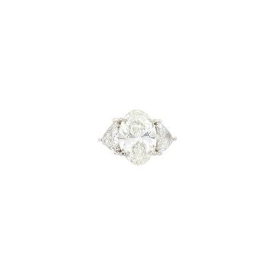 Lot 176 - Platinum and Diamond Ring