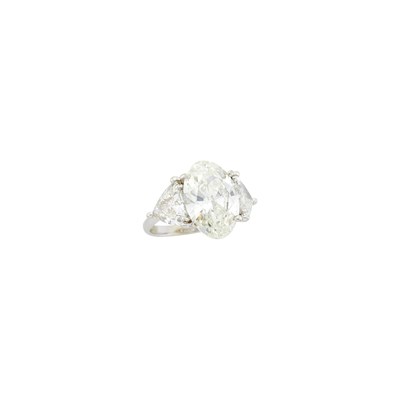 Lot 176 - Platinum and Diamond Ring