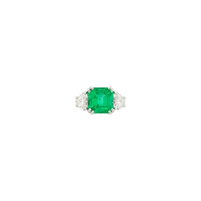 Lot 140 - White Gold, Emerald and Diamond Ring