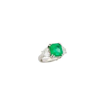 Lot 140 - White Gold, Emerald and Diamond Ring