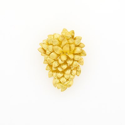 Lot 1036 - Gold Textured Leaf Brooch