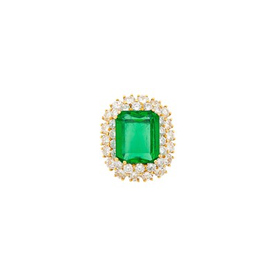 Lot 126 - Gold, Emerald and Diamond Ring