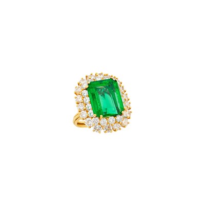 Lot 126 - Gold, Emerald and Diamond Ring