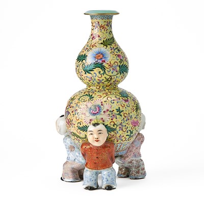 Lot 577 - A Chinese Famille Rose Porcelain Vase