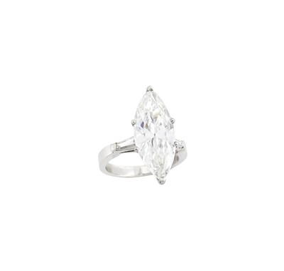 Lot 181 - Platinum and Diamond Ring