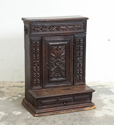 Lot 278 - Continental Walnut Prie-Dieu