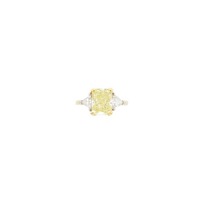 Lot 139 - Gold, Fancy Yellow Diamond and Diamond Ring