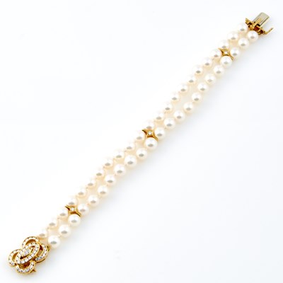 Lot 149 - Bead Bracelet with diamond clasp, 42 diamonds about 1.00 ct., 18K