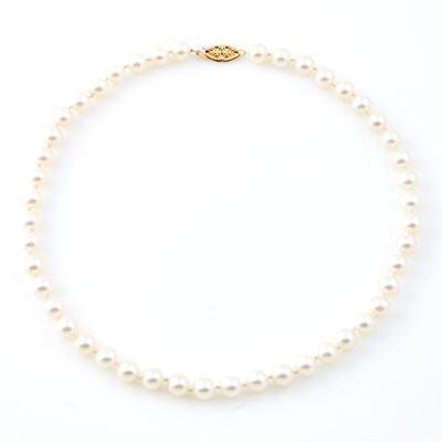 Lot 150 - Bead Necklace with gold clasp, 14K