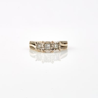 Lot 252 - Diamond Ring, 3 diamonds about 0.45 ct., 14K 3 dwt.
