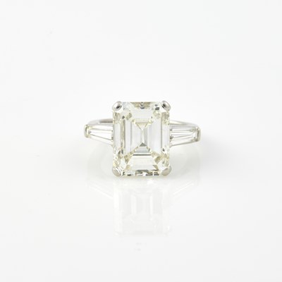 Lot 335 - Diamond Engagement Ring, 3 diamonds, center stone about 6.95 cts., 2 stones about 0.50 ct., Platinum4 dwt., stone damaged