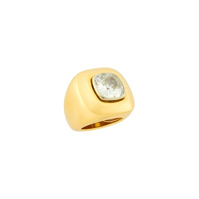 Lot 69 - Gold and Diamond Ring