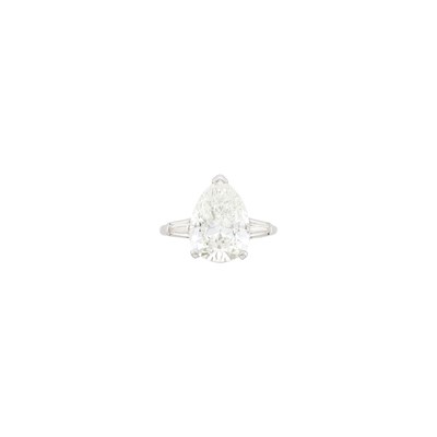 Lot 266 - Platinum and Diamond Ring