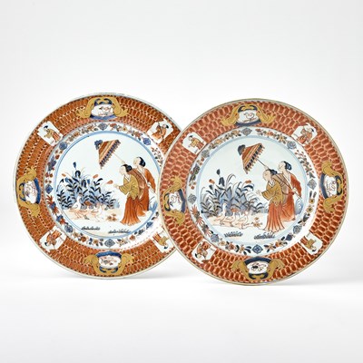 Lot 422 - Two Chinese Export Porcelain Pronk 'La Dame au Parasol' Plates
