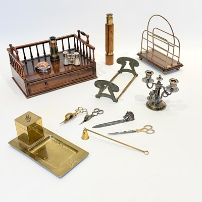 Lot 1092 - Group of Desk Items