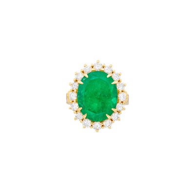 Lot 219 - Gold, Emerald and Diamond Ring
