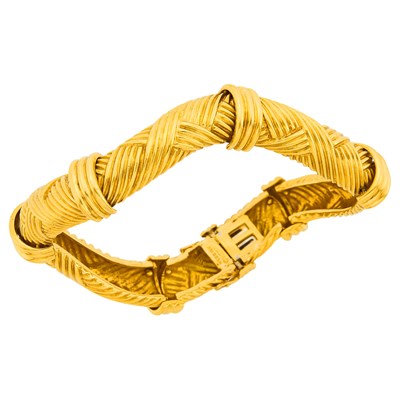 Lot 97 - David Webb Gold 'Zig-Zag' Bangle Bracelet
