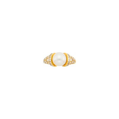 Lot 1133 - Bulgari Gold, Cultured Pearl and Diamond Ring