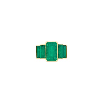 Lot 214 - Gold and Emerald Ring