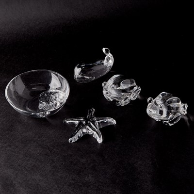 Lot 853 - Group of Glass Table Articles