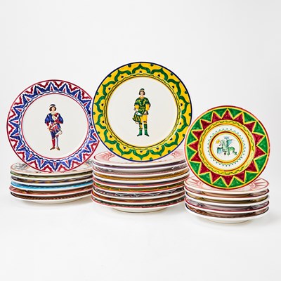 Lot 136 - Set of Seventeen Italian Hand-Painted Majolica Dinner Plates