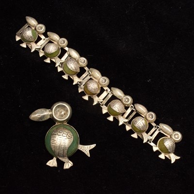 Lot 118 - Silver and Green Stone 'Toucan' Bracelet and Brooch