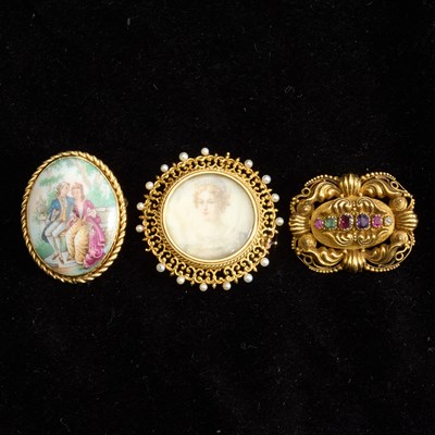 Lot 119 - Group of Gold Brooches