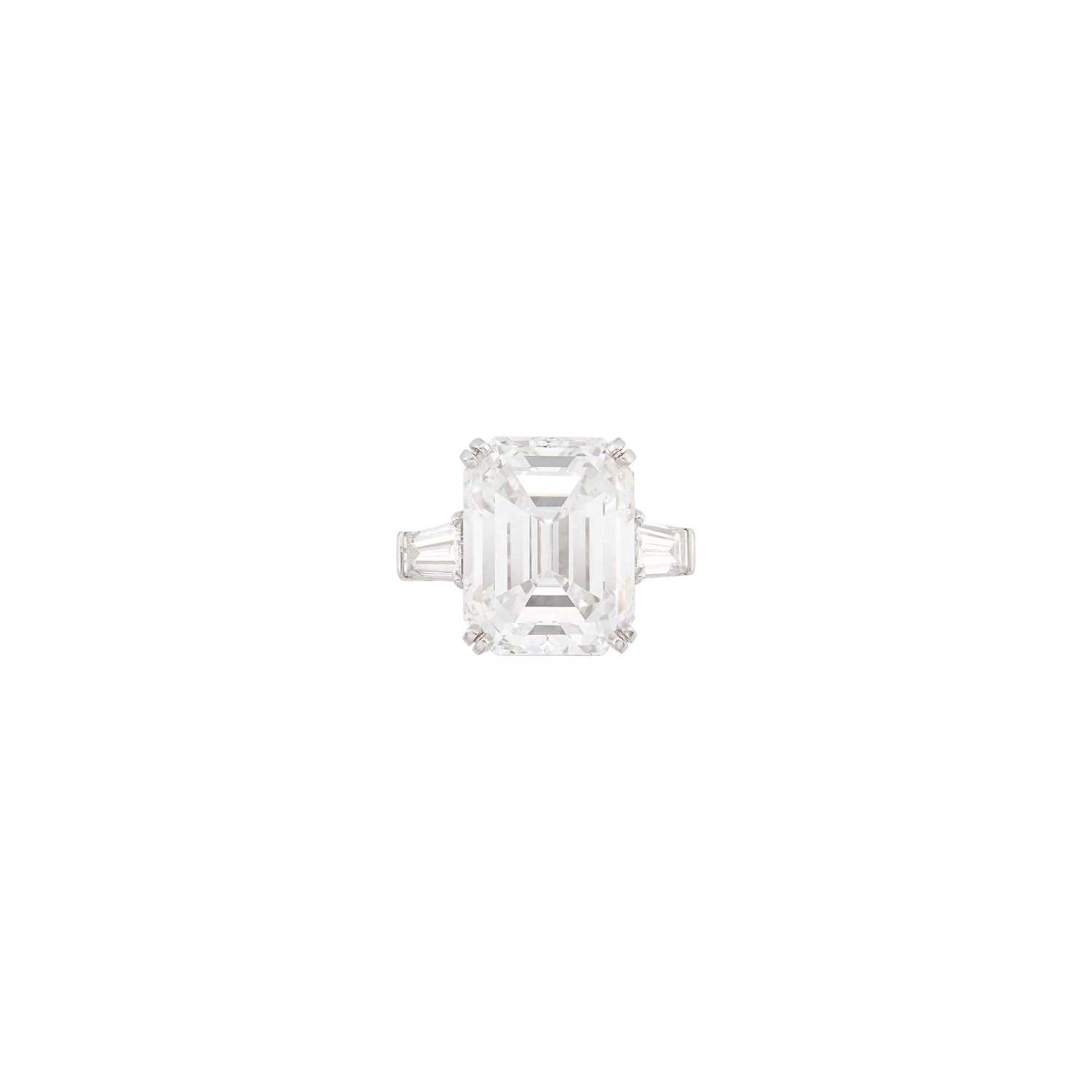 Lot 285 - Platinum and Diamond Ring