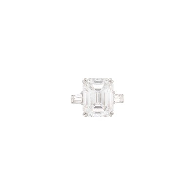 Lot 285 - Platinum and Diamond Ring