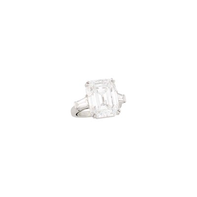 Lot 285 - Platinum and Diamond Ring