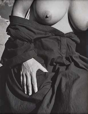 Lot 16 - Manuel Álvarez Bravo, El Trapo Negro, 1986