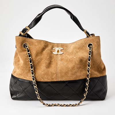 Lot Chanel Tan Suede and Black Shiny Lambskin Leather Coco Base Shopping Bag