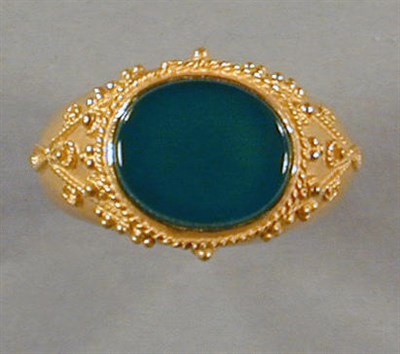 Lot 61 - Gold and Green Onyx Ring 18 kt. yellow gold,...