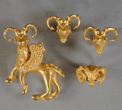 Lot 60 - Suite of Ram's Head Jewelry 18 kt. yellow gold...
