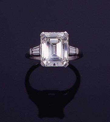 Lot 41 - Diamond Engagement Ring Platinum, centered by...